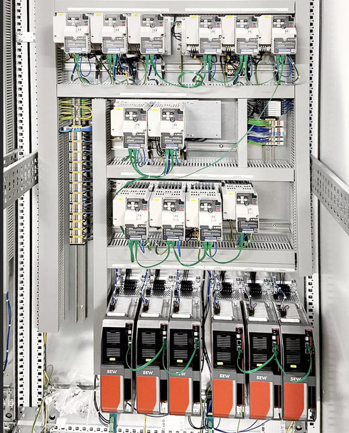 ANTRIEBS- UND STEUERUNGSTECHNIK FÜR EINE KÄSEPFLEGEMASCHINE